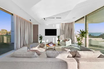 Spacious Five-Bedroom Villa with Pool in Ugljan