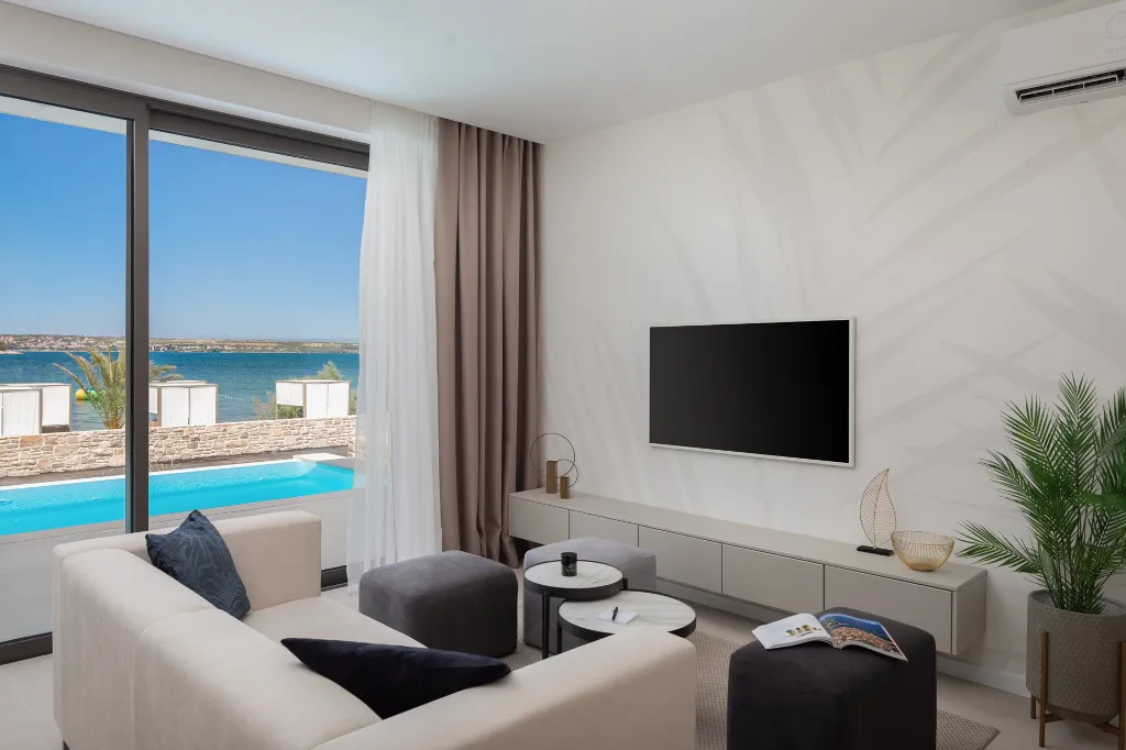 Seaside Three-Bedroom Villa with Private Pool in Tkon
