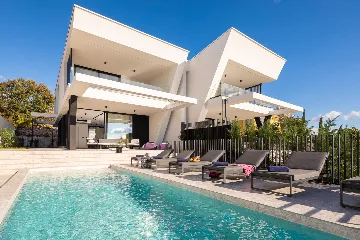 Modern 4-Bedroom Villa with Pool in Rijeka