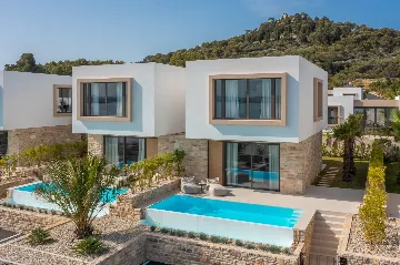 Spacious Beachfront Villa Retreat in Tkon