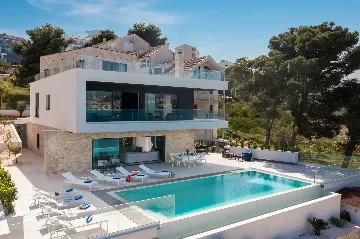 Contemporary Seafront Villa with Private Pool in Okrug Gornji