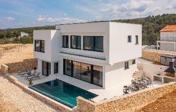 Contemporary Family Villa with Pool, Novigrad