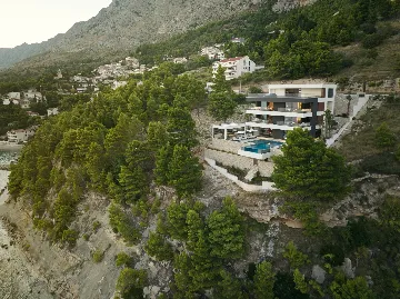 Spacious Villa Retreat with Pools in Mimice