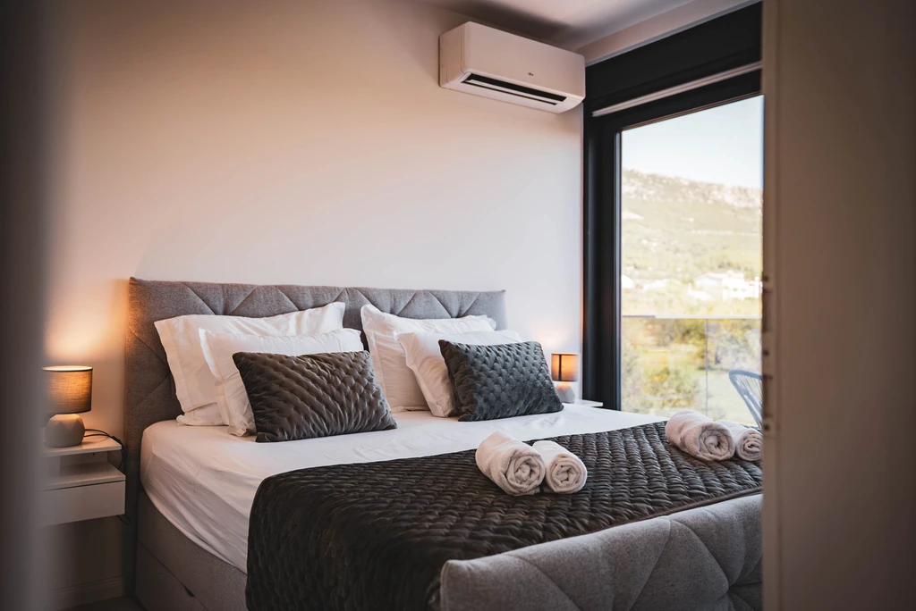 Contemporary Villa with Pool and Sea Views, Kaštel Stari