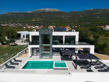 Contemporary Villa with Pool and Sea Views, Kaštel Stari