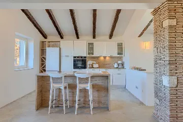 Family Villa with Pool and Large Garden in Tar