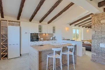 Family Villa with Pool and Large Garden in Tar