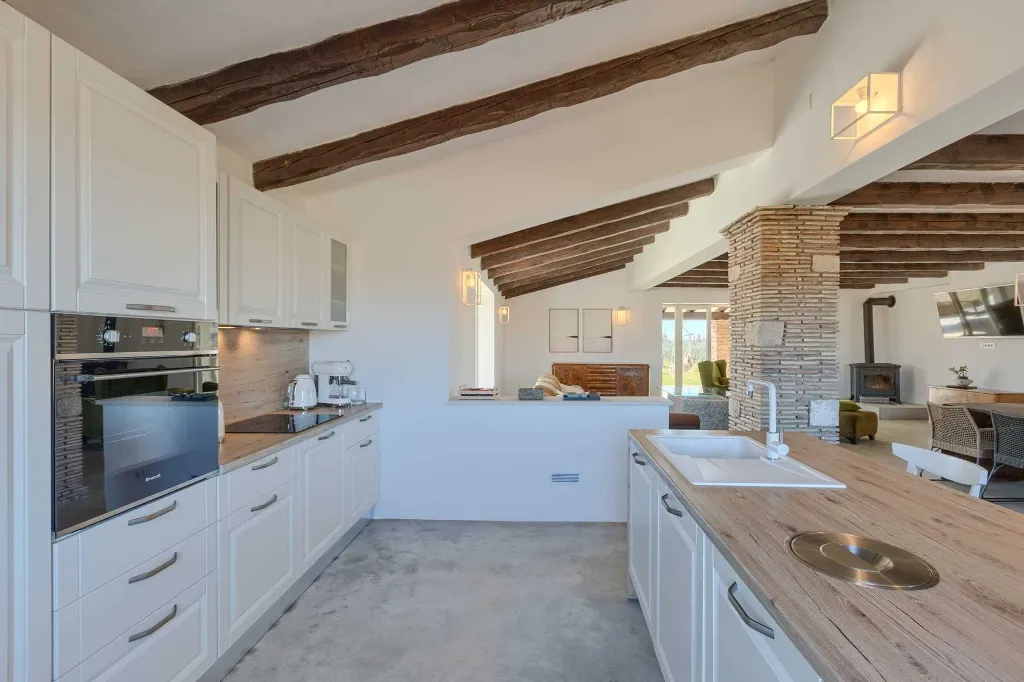 Family Villa with Pool and Large Garden in Tar