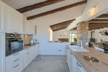 Family Villa with Pool and Large Garden in Tar