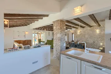 Family Villa with Pool and Large Garden in Tar