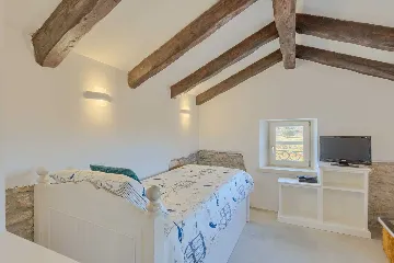 Family Villa with Pool and Large Garden in Tar