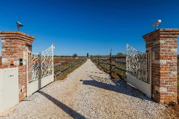 Family Villa with Pool and Large Garden in Tar