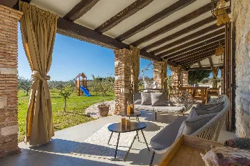 Family Villa with Pool and Large Garden in Tar