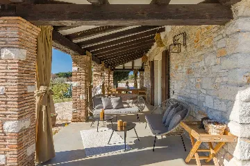 Family Villa with Pool and Large Garden in Tar