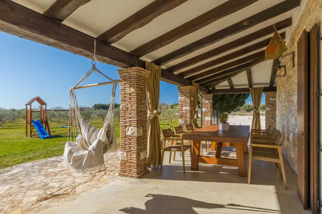 Family Villa with Pool and Large Garden in Tar