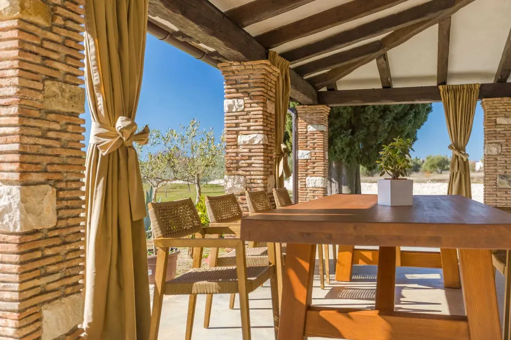 Family Villa with Pool and Large Garden in Tar