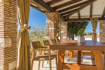 Family Villa with Pool and Large Garden in Tar