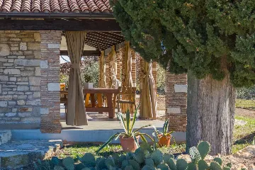 Family Villa with Pool and Large Garden in Tar