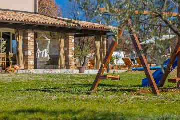 Family Villa with Pool and Large Garden in Tar