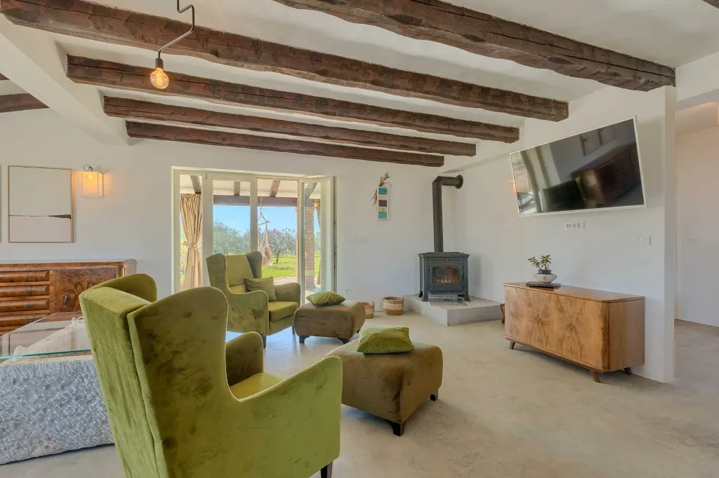 Family Villa with Pool and Large Garden in Tar