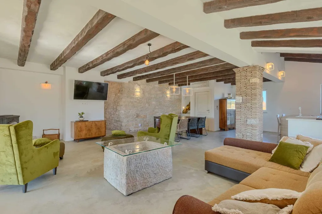 Family Villa with Pool and Large Garden in Tar