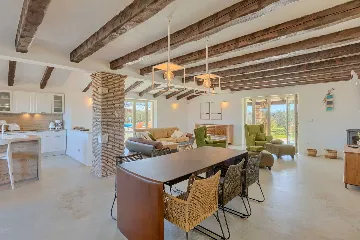 Family Villa with Pool and Large Garden in Tar