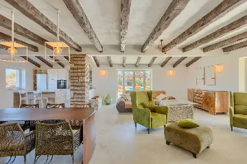 Family Villa with Pool and Large Garden in Tar