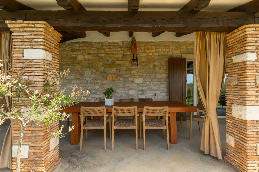 Family Villa with Pool and Large Garden in Tar