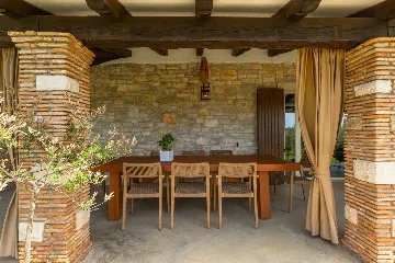 Family Villa with Pool and Large Garden in Tar