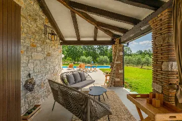 Family Villa with Pool and Large Garden in Tar