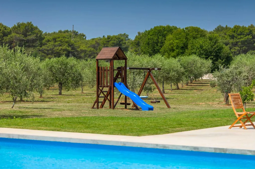 Family Villa with Pool and Large Garden in Tar