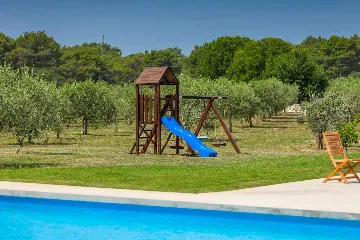Family Villa with Pool and Large Garden in Tar