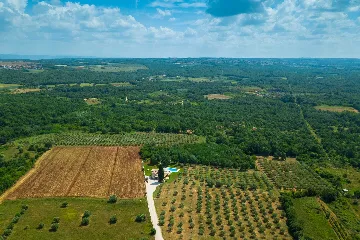 Family Villa with Pool and Large Garden in Tar