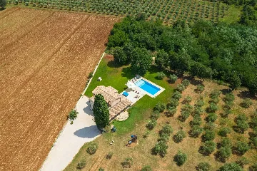 Family Villa with Pool and Large Garden in Tar