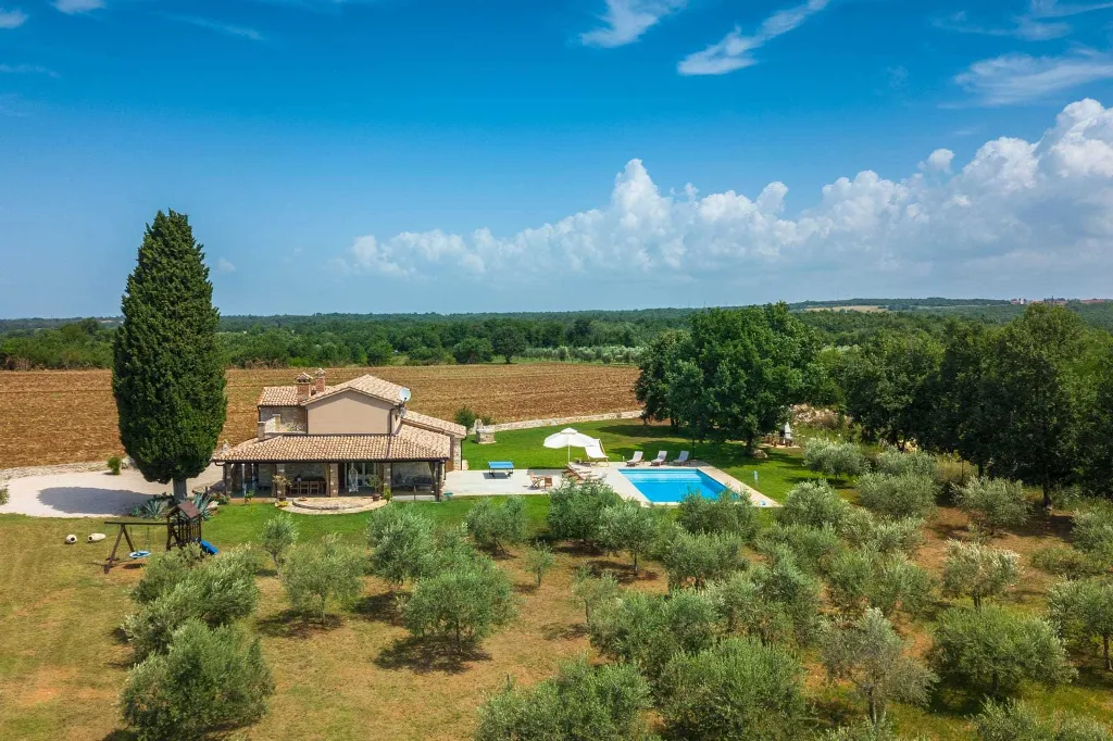 Family Villa with Pool and Large Garden in Tar
