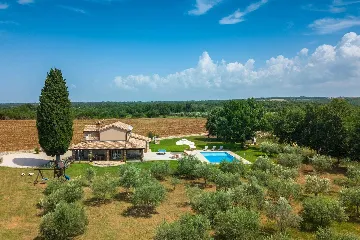 Family Villa with Pool and Large Garden in Tar