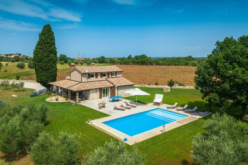 Family Villa with Pool and Large Garden in Tar