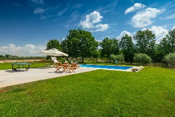 Family Villa with Pool and Large Garden in Tar