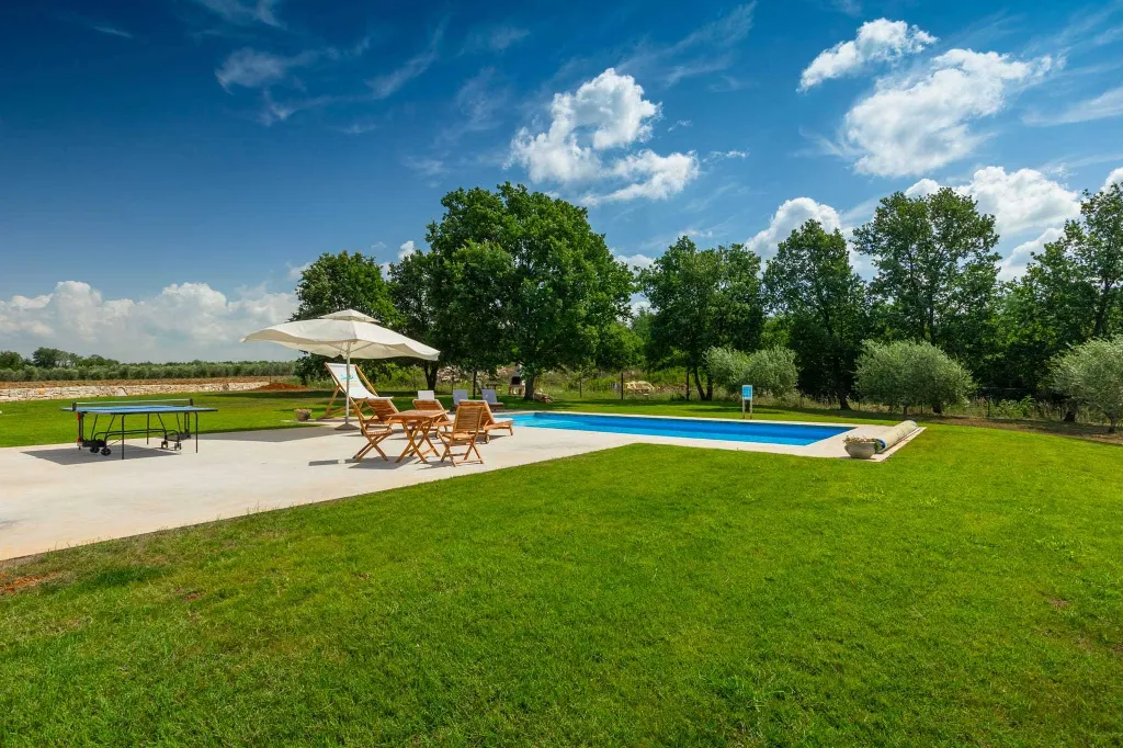 Family Villa with Pool and Large Garden in Tar