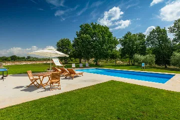 Family Villa with Pool and Large Garden in Tar