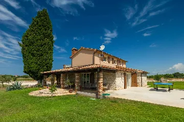 Family Villa with Pool and Large Garden in Tar