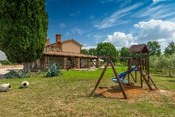Family Villa with Pool and Large Garden in Tar