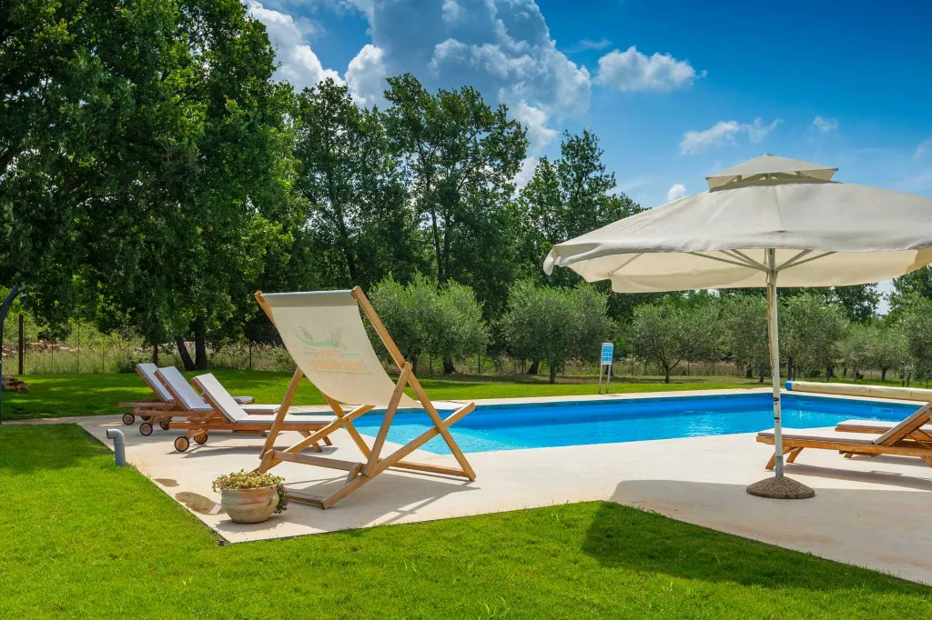 Family Villa with Pool and Large Garden in Tar