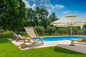 Family Villa with Pool and Large Garden in Tar