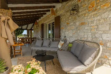 Family Villa with Pool and Large Garden in Tar