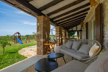 Family Villa with Pool and Large Garden in Tar