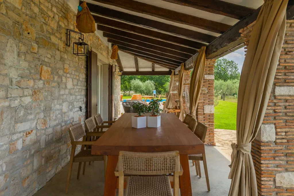 Family Villa with Pool and Large Garden in Tar