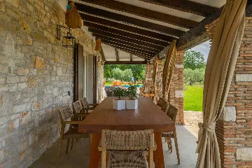 Family Villa with Pool and Large Garden in Tar