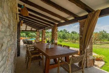 Family Villa with Pool and Large Garden in Tar