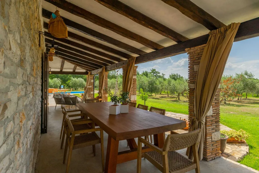 Family Villa with Pool and Large Garden in Tar